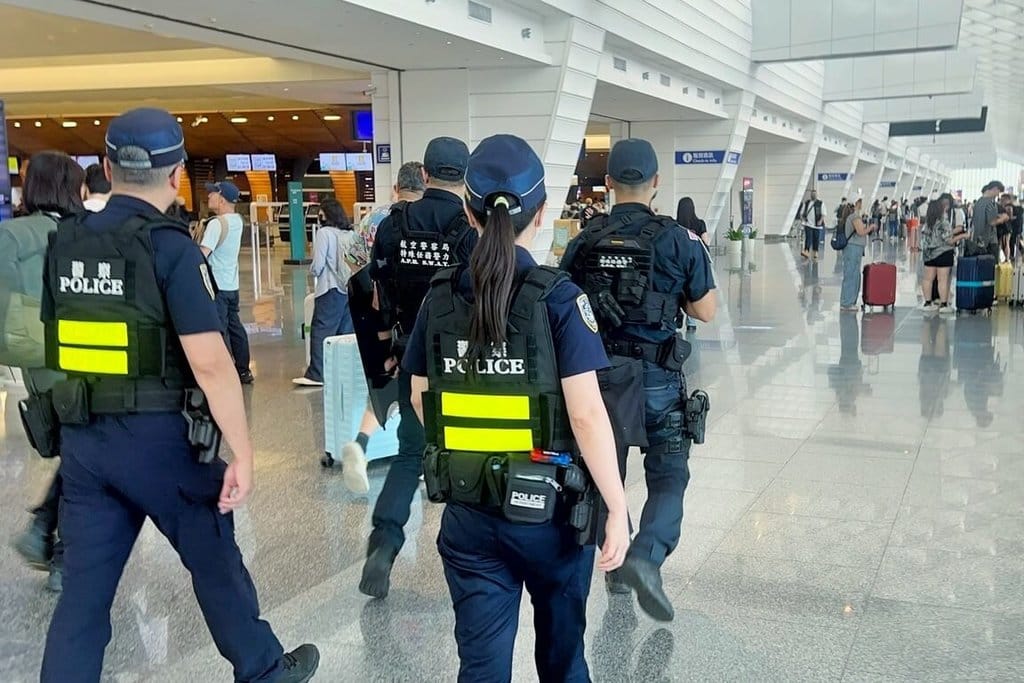 航空警察局13日表示，因應桃園國際機場機男子持刀挾持治安事件，航警局立即提高第一、二航廈見警率及巡邏密度，共增加42人次警力，由保安大隊員警加強巡守，並結合霹靂警力持MP5衝鋒槍及臂盾執行機動警戒，全面提升機場安全維護及突發事件應變能力。（航空警察局提供）中央社記者吳睿騏桃園機場傳真　115年9月13日