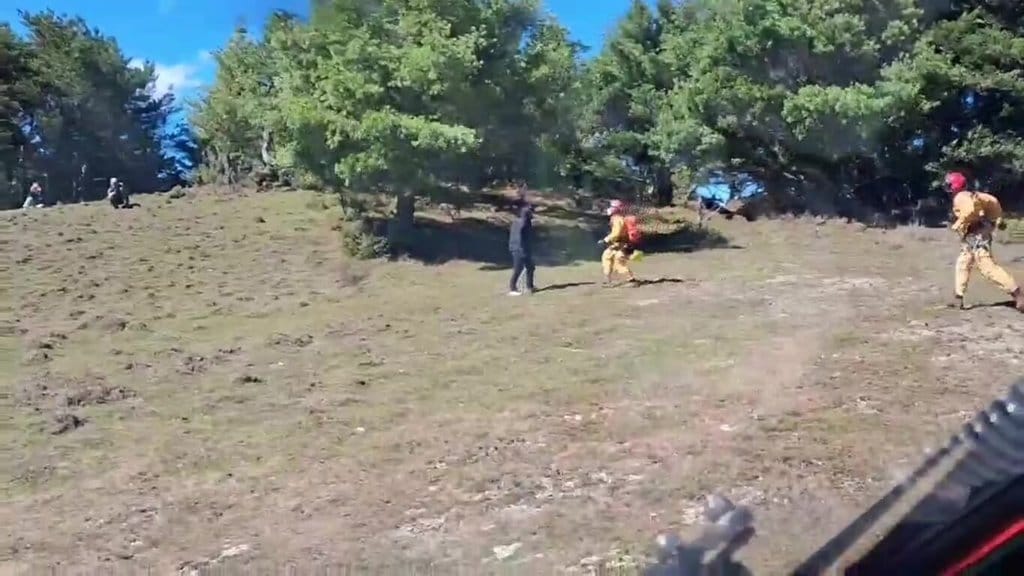 李姓男子12日與隊友從南投縣信義鄉入山攀登駒盆山，途中遭落石砸傷頭部，意識清楚但感覺頭暈、無法行走，南投縣消防局13日獲報，考量位置偏遠，申請空勤總隊直升機救出李男。（空勤總隊提供）中央社記者蕭博陽南投縣傳真　115年9月13日