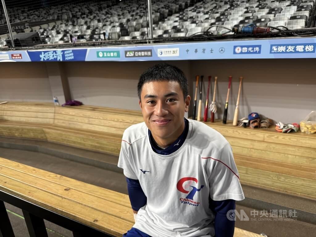 U18亞洲青棒錦標賽台灣隊二壘手陳耀杰（圖）12日對日本比賽，2局下二壘撲接秀美技守備，自評屬於守優於攻的球員，也透過國際賽經驗了解不足。中央社記者謝靜雯攝　115年9月13日