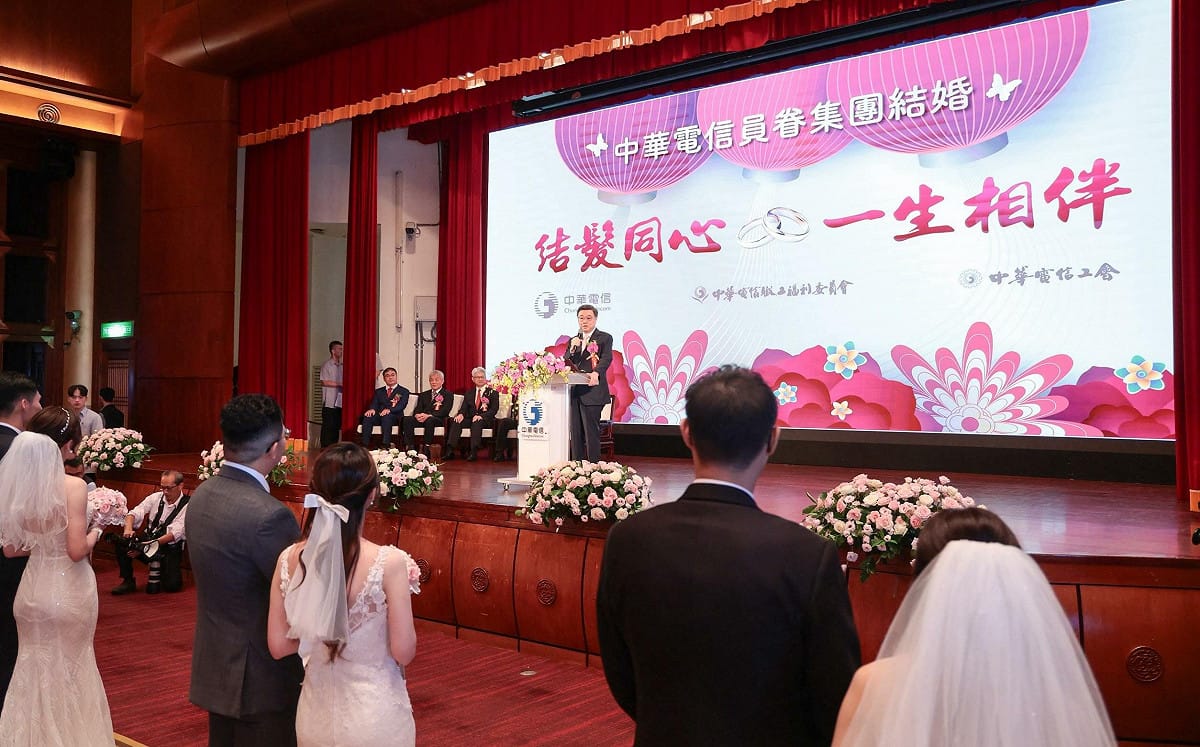 一次證婚72對！卓榮泰送催生大禮：明年生一胎每月5千、雙胞胎雙份