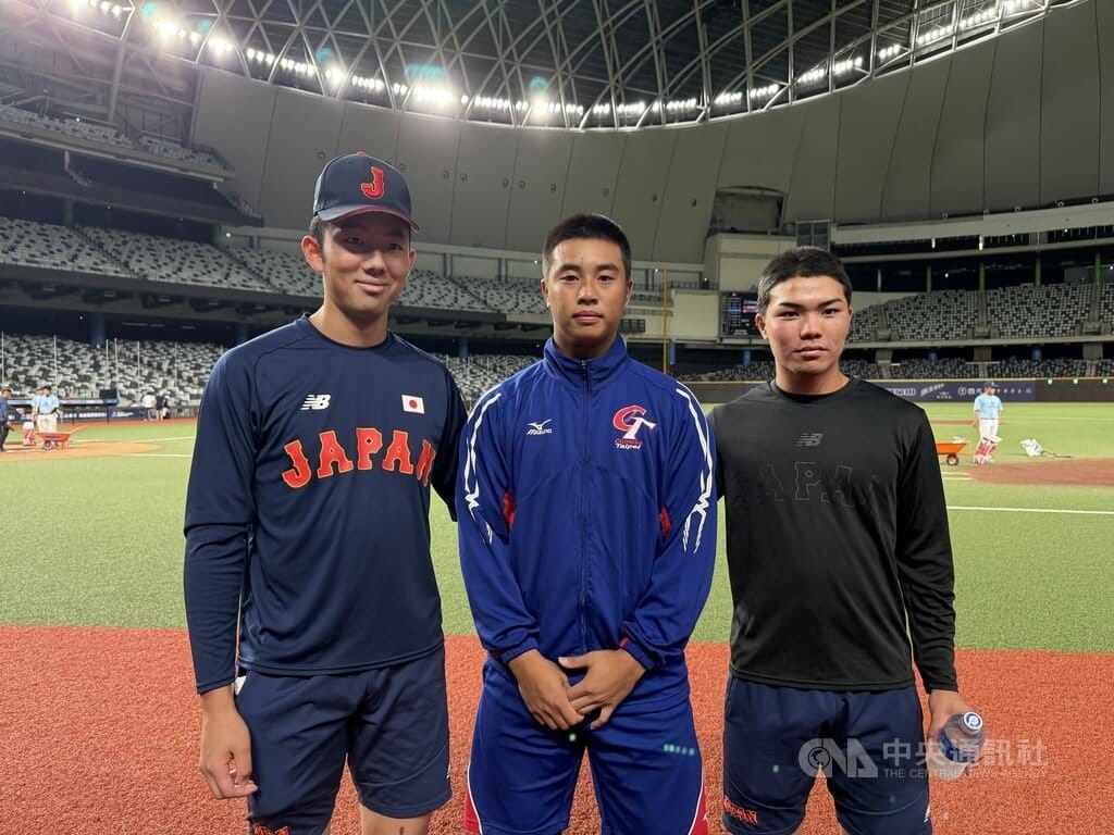 U18亞洲青棒錦標賽台灣無緣冠軍戰，投手蔡辰瀧（中）難忍情緒落淚，12日賽後日本隊陣中球員梶山侑孜（左）、福島陽奈汰（右）特別跑到台灣隊休息區找蔡辰瀧，兩人分別和蔡辰瀧擁抱安慰，蔡辰瀧也送上祝福。 圖：中央社