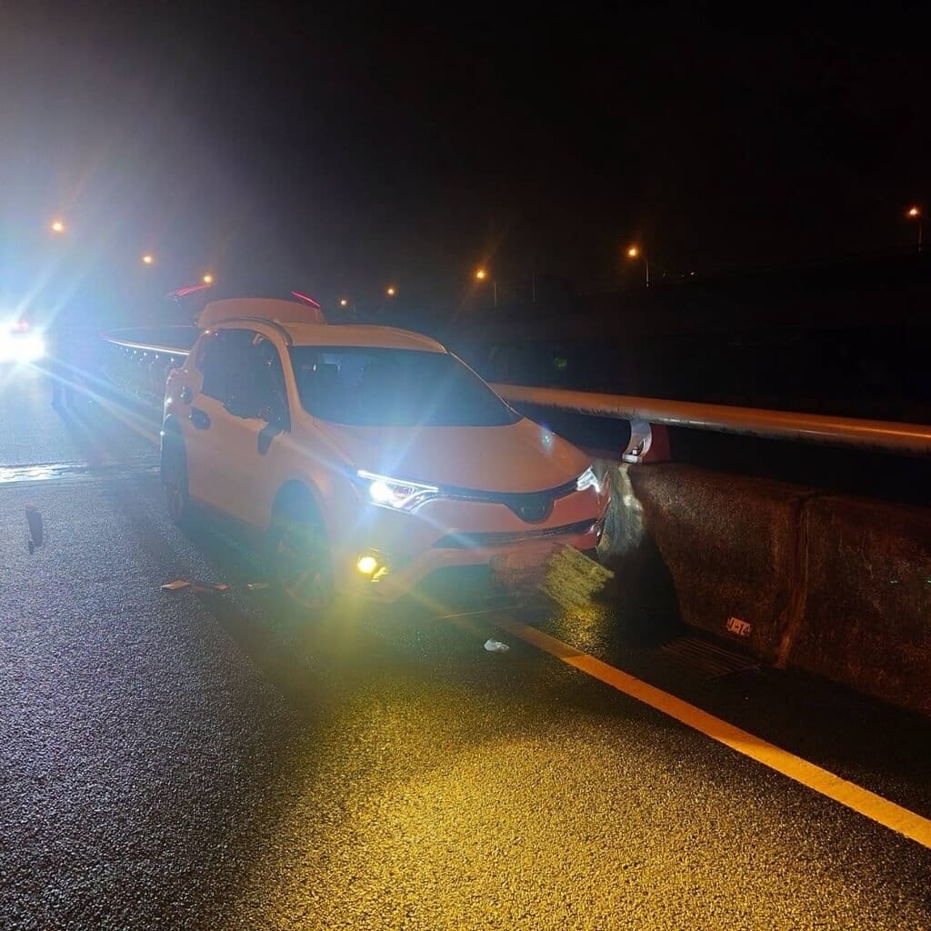 1輛休旅車（圖）13日凌晨疑自撞國道5號蘇澳出口匝道護欄，員警到場，發現副駕駛座車門及後車廂已打開，但不見駕駛，經搜尋後，發現49歲駕駛邱姓男子墜落在自撞處下方的冬山鄉公所清潔隊場地，已明顯死亡。（讀者提供）中央社記者王朝鈺傳真　115年9月13日