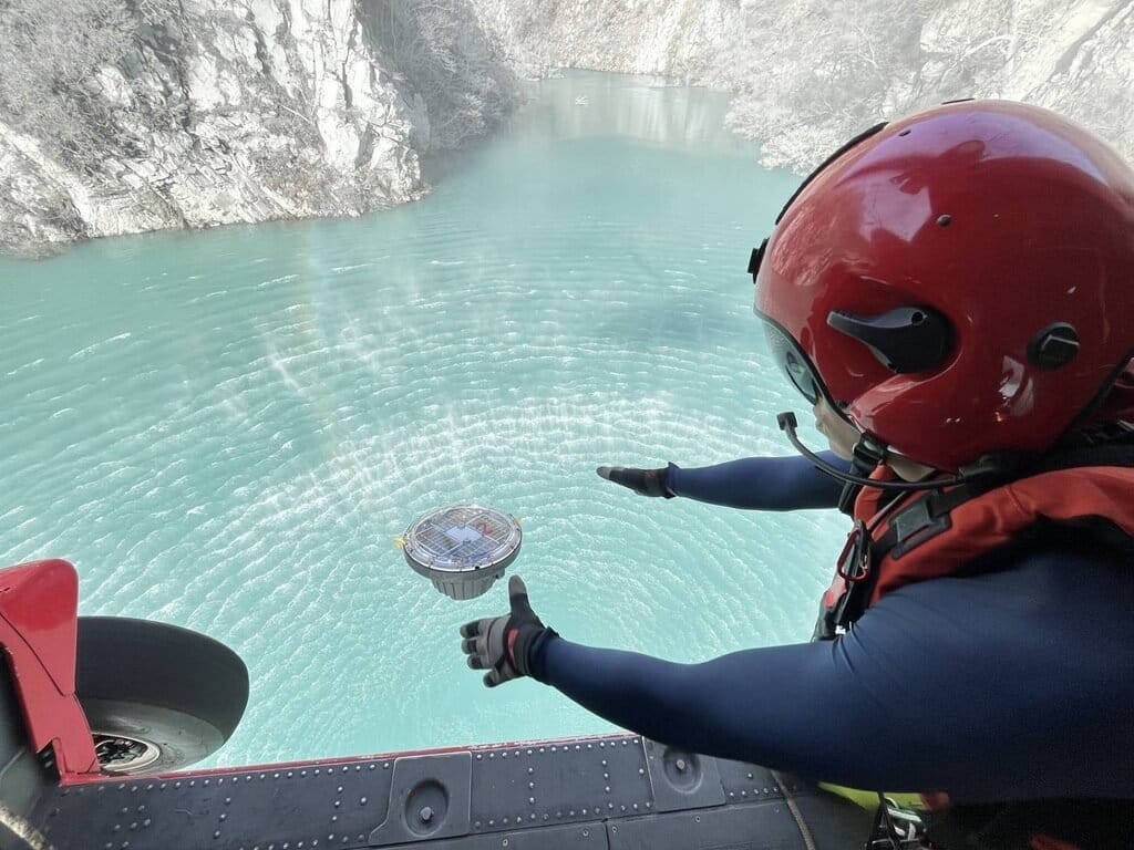 內政部空中勤務總隊針對花蓮馬太鞍溪大型堰塞湖複合型災害，自去年配合農業部等單位展開高難度空中救援與科技布監任務，近日更創首例直升機於高山堰塞湖水面完成水位計布放任務。（內政部空中勤務總隊提供）中央社記者黃麗芸傳真　115年9月13日