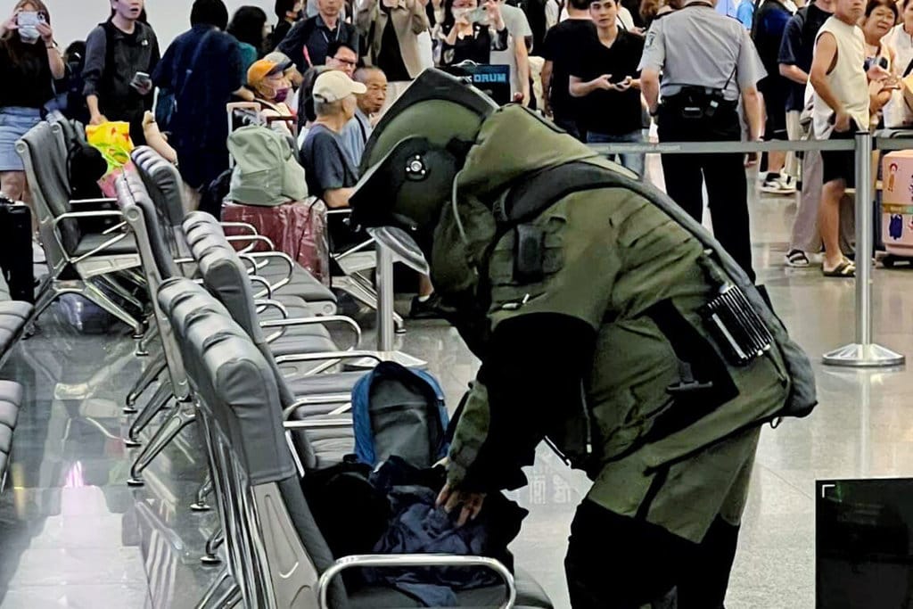 桃機12日發生男子持刀挾人案，航空警察局表示，防爆小組第一時間檢視影像，蔡男採拋置背包方式，排除內容物有爆裂物抗動裝置。防爆小組全程依標準流程進行，因檢測並無爆裂物等反應，排除安全上疑慮，隨即解除狀況，未造成現場旅客恐慌。（航空警察局提供）中央社記者吳睿騏桃園機場傳真　115年9月13日