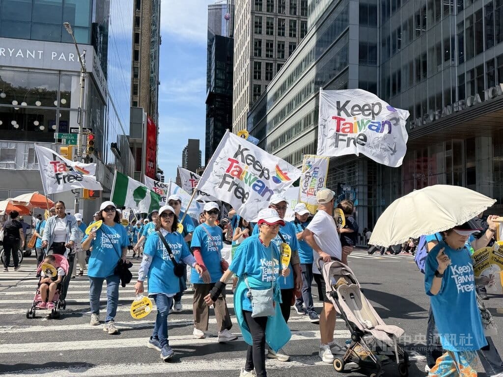 美東地區台僑、立委及民團12日參加在紐約舉行的台灣入聯大遊行，民僑團高舉Keep Taiwan Free布條。 圖：中央社