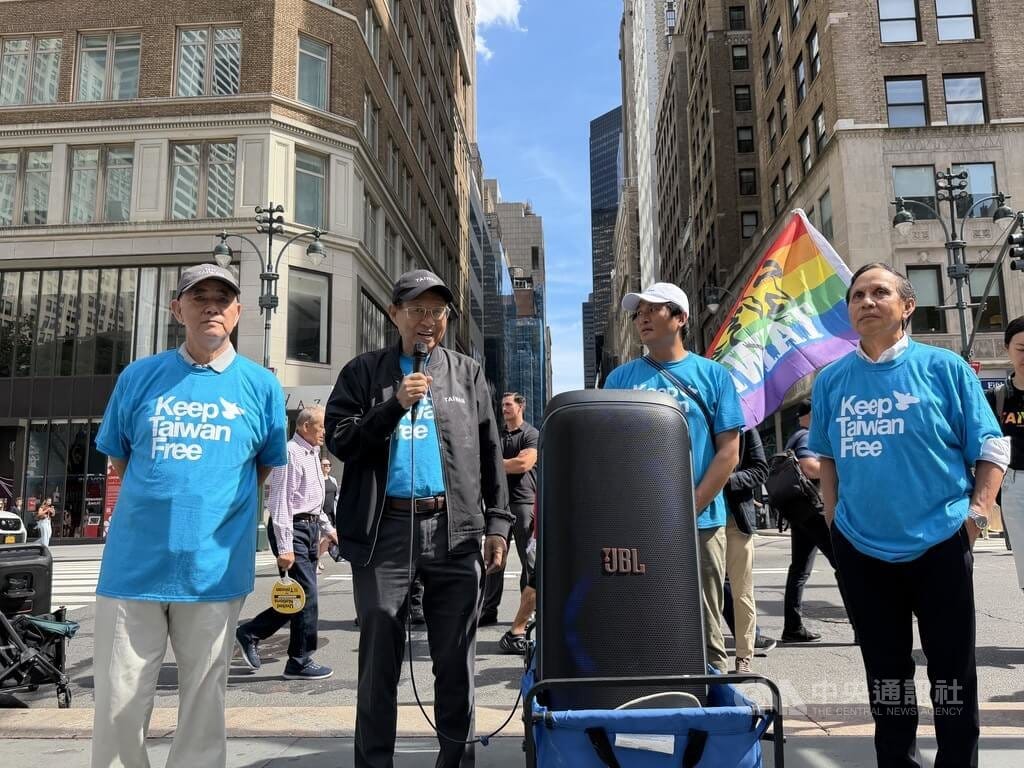 美東地區台僑、立委及民團12日參加在紐約舉行的台灣入聯大遊行，超微（AMD）執行長蘇姿丰父親、總統府資政蘇春槐（左2）現身助陣。 圖：中央社