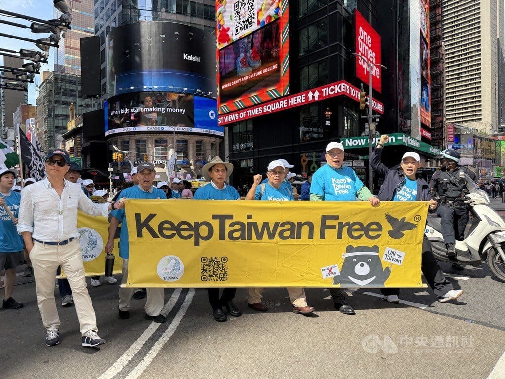 美東地區台僑、立委及民團12日參加在紐約舉行的台灣入聯大遊行，高喊UN for Taiwan（台灣入聯）與Keep Taiwan Free（守護台灣自由）等口號，遊行隊伍由民進黨立委王義川（前排右2）等人領軍。 圖：中央社