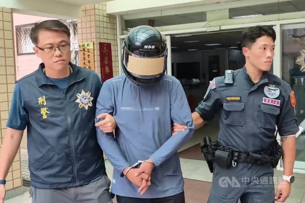 桃園國際機場12日發生蔡姓男子（中）疑家庭因素前往航空公司休息室持刀挾人案，航空警察局13日表示，已在中午移送桃園地方檢察署偵辦，面對媒體各種詢問，蔡男不發一語。中央社記者吳睿騏桃園機場攝　115年9月13日
