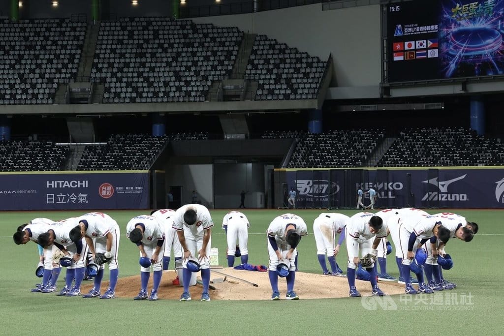 U18亞洲青棒錦標賽13日在台北大巨蛋進行季軍戰，台灣隊投打發揮，以13比0、5局擊敗菲律賓，順利奪下季軍，球員脫帽鞠躬致意。中央社記者吳家昇攝　115年9月13日