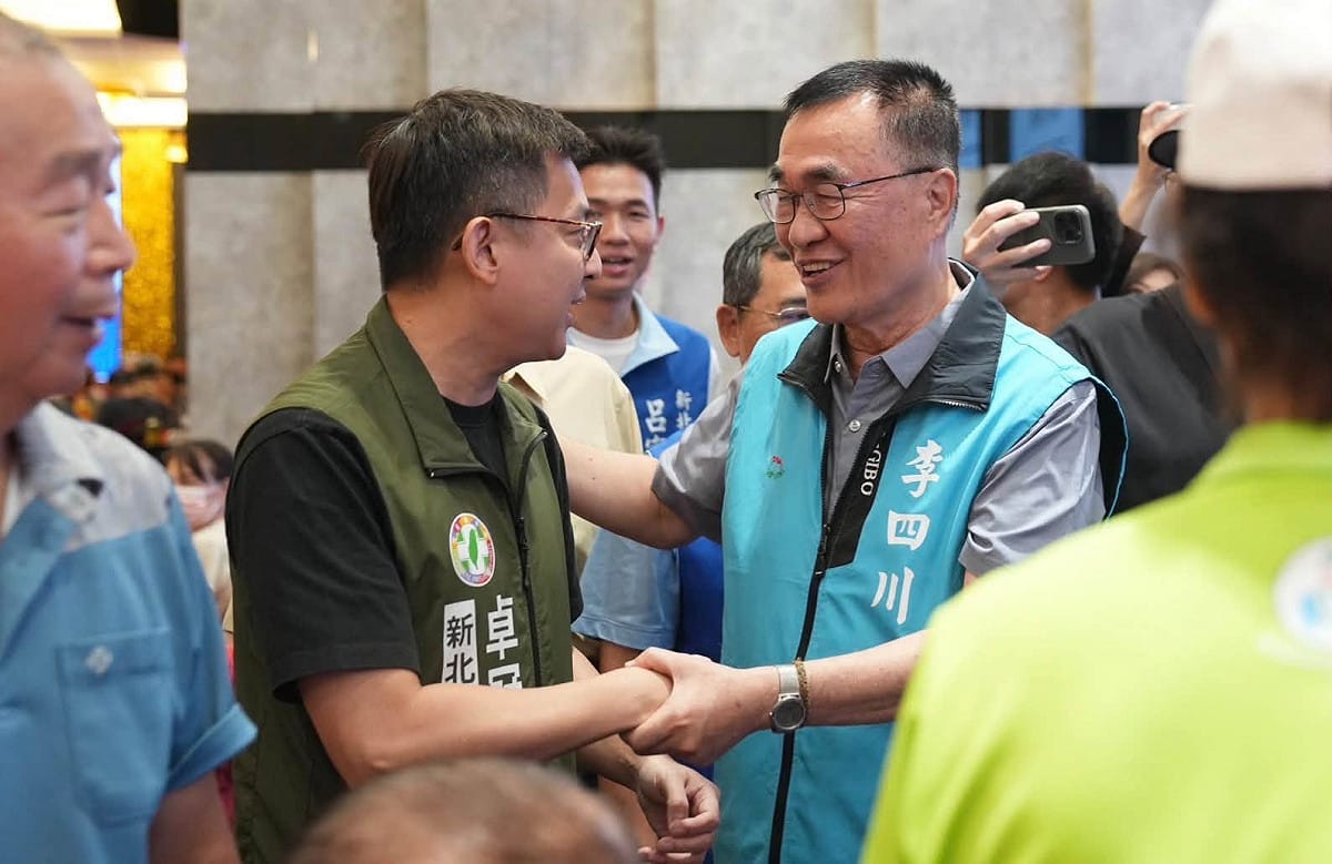 卓冠廷與李四川握手，並當面向李四川強調自己參加鶯歌餐會時並沒有逃跑。 圖：翻攝自卓冠廷臉書