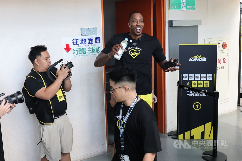 台灣職業籃球大聯盟（TPBL）新北國王13日舉辦Kings Heart Classic公益賽，前NBA球星「魔獸」霍華德（Dwight Howard）（後右）現身新莊體育館，並開心媒體打招呼致意。中央社記者趙世勳攝 115年9月13日