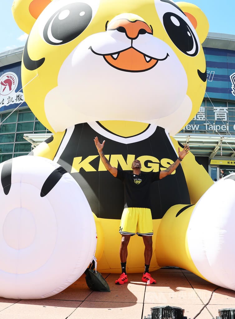 台灣職業籃球大聯盟（TPBL）新北國王13日舉辦Kings Heart Classic公益賽，前NBA球星「魔獸」霍華德（Dwight Howard）（圖）受邀來台與球迷見面，並在新莊體育館前與大型吉祥物開心合影。中央社記者趙世勳攝 115年9月13日