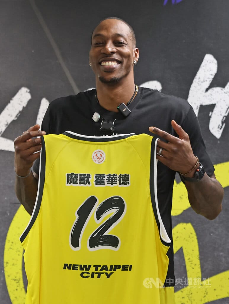 台灣職業籃球大聯盟（TPBL）新北國王13日舉辦KINGS HEART CLASSIC慈善賽，前NBA球星「魔獸」霍華德（Dwight Howard）（圖）現身新莊體育館，獲贈特別球衣。中央社記者趙世勳攝　115年9月13日