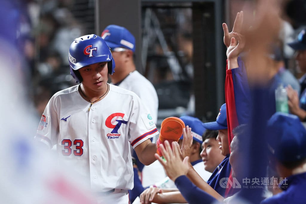U18亞洲青棒錦標賽季軍戰13日下午在台北大巨蛋進行，台灣隊擊敗菲律賓隊拿下季軍，台灣隊全永樂（左）表現不俗。中央社記者吳家昇攝　115年9月13日