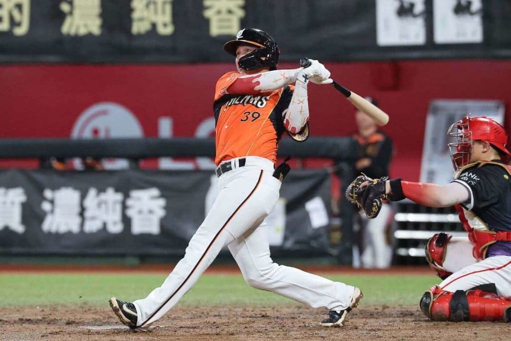 中華職棒統一7-ELEVEn獅隊內野手林祖傑（左）8月18日重返一軍到9月12日，這段期間打擊率高達3成70，原因是教練胡金龍的一番提醒。（統一獅隊提供）中央社記者蘇志畬傳真　115年9月13日