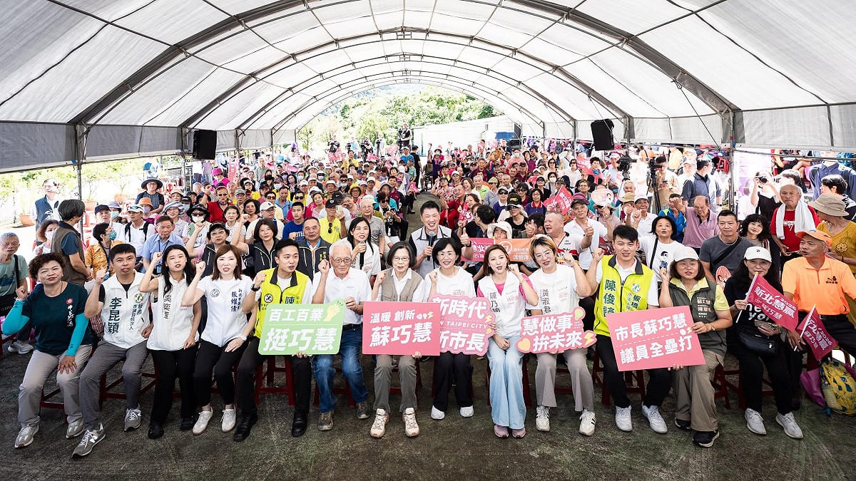 蔡英文不但肯定蘇巧慧的「鑽石山城」政見，今日後援會也帶著「小小山友」樂樂一同出席響應，蘇巧慧也在現場承諾，未來會打造不分年齡、不分族群，甚至是對「毛小孩」也友善的登山環境。 圖：蘇巧慧競總提供