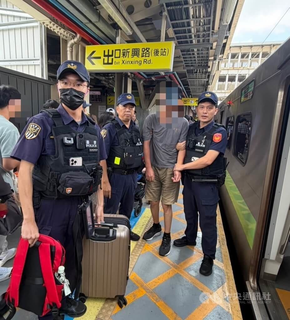 年近5旬陳姓男子（右2）13日撥打110報案專線，聲稱正在火車上且揚言要殺人，鐵路警察局緊急沿路追查，於中壢火車站逮捕陳男送辦。（翻攝照片）中央社記者黃麗芸傳真　115年9月13日