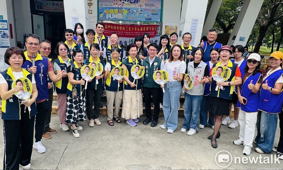 中秋佳節將至，台南市惜福慈善協會今日舉辦中秋物資發放活動，準備毛巾、白米、麵、衛生紙、香皂等民生物資，送暖弱勢家庭。 圖：朱正軒服務處提供