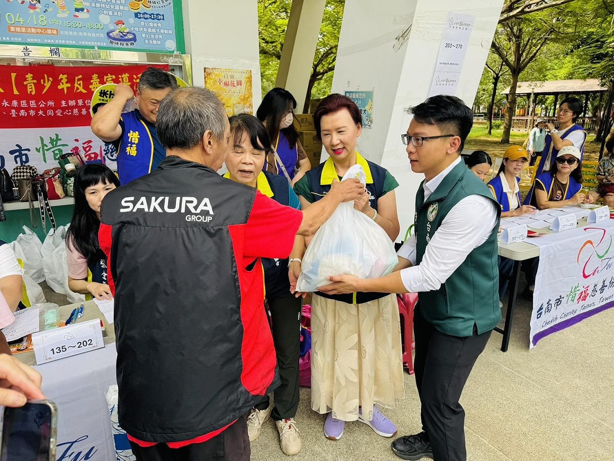 中秋佳節將至，台南市惜福慈善協會今（13）日舉辦中秋物資發放活動，準備毛巾、白米、麵、衛生紙、香皂等民生物資，送暖弱勢家庭。 圖：朱正軒服務處提供