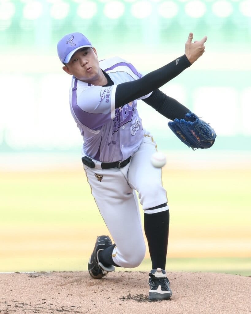 中華職棒台鋼雄鷹隊投手黃子鵬（圖）13日登板，面對富邦悍將隊先發5局失2分皆非責失，用好表現證明前一場傷退無礙。（台鋼雄鷹隊提供）中央社記者蘇志畬傳真　115年9月13日