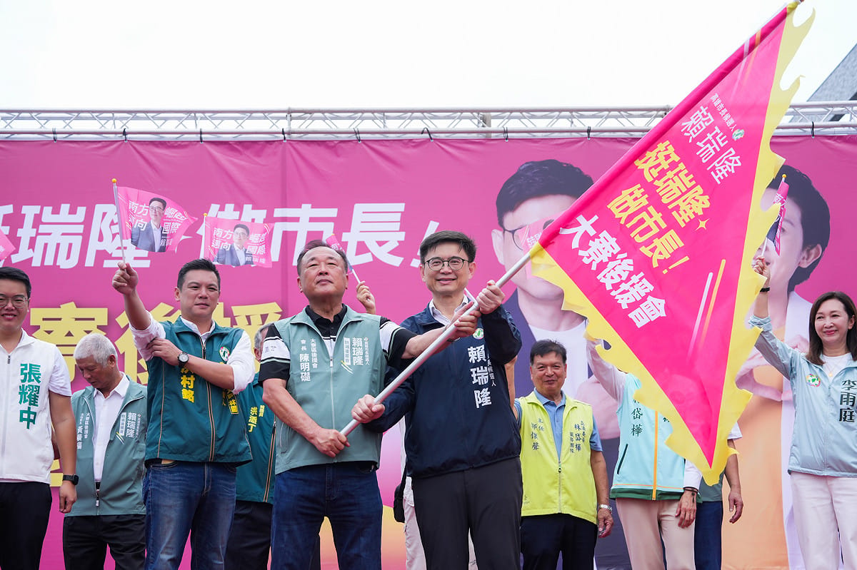 賴瑞隆(前右)授旗給大寮區後援會會長陳明礎(前左)。 圖：賴瑞隆競辦／提供