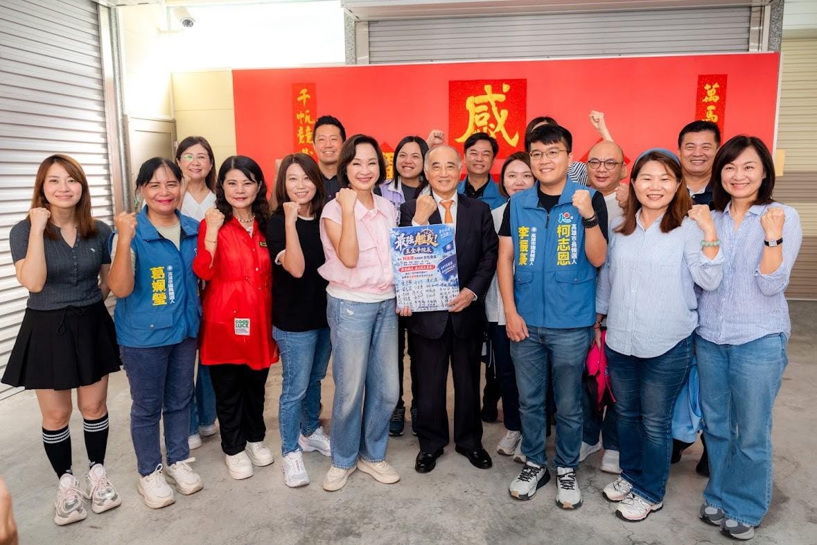 柯志恩(前排中)率黨籍市議員及議員參選人敦請王金平(前排右四)出任競總主委。 圖：柯志恩競總／提供