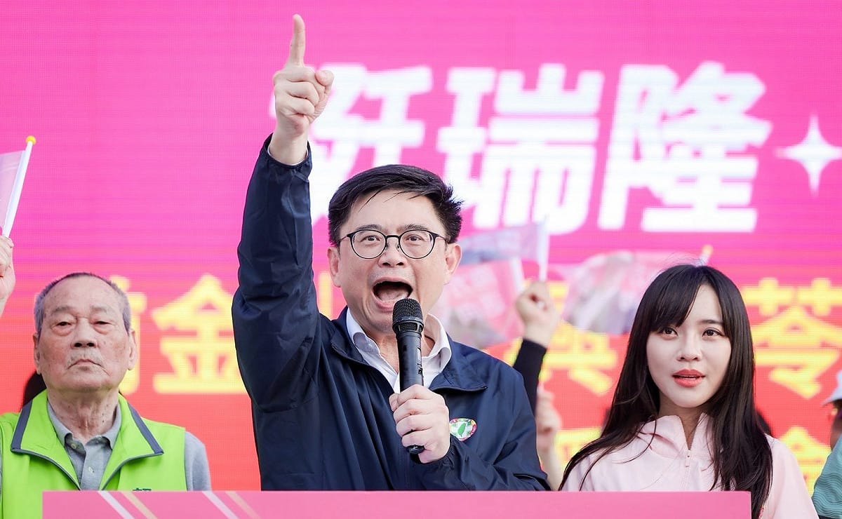 前金、新興、苓雅、鼓山、鹽埕後援會成立，賴瑞隆(中)呼籲市民持續支持優秀的在地議員高票連任。 圖：賴瑞隆競辦／提供