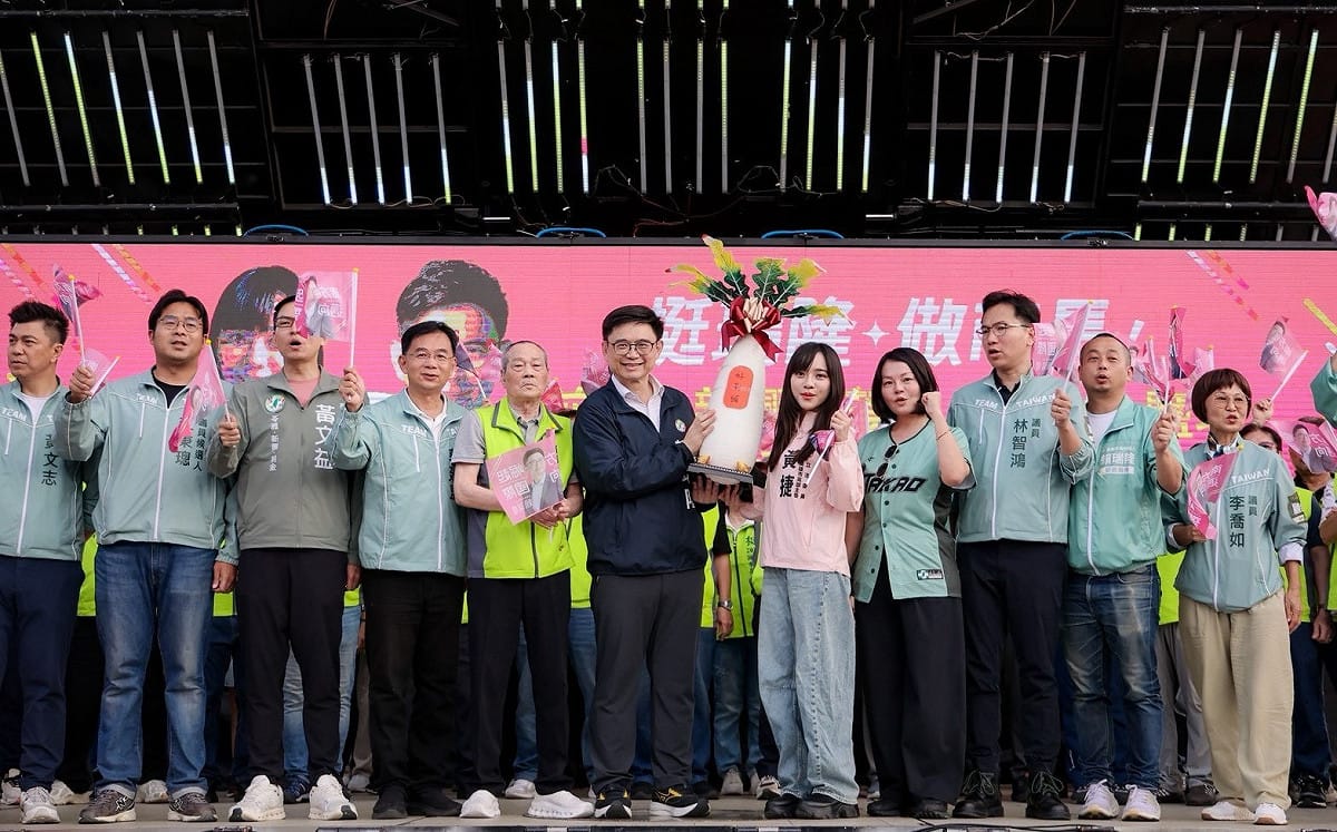 前金、新興、苓雅、鼓山、鹽埕後援會成立，賴瑞隆(前左)獲黃捷(前右)致贈好彩頭。 圖：賴瑞隆競辦／提供