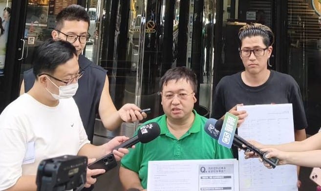 蘇柏豪(中)認為如果海外公開規範確實將涉及「集結」的特定行為與永久停權處分連結，公平會在審查台灣結合案時，就有必要進一步要求業者說明相關平台治理原則。 圖：台灣外送產業權益協進聯盟／提供