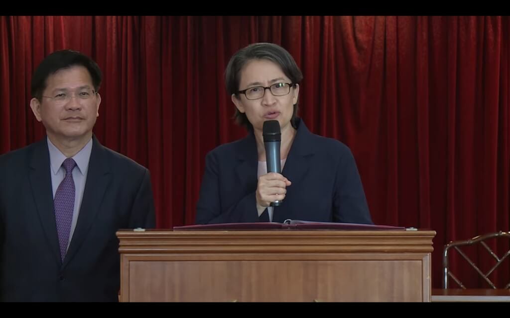 副總統蕭美琴（右）應邀赴義大利出席第二屆「文托泰內歐洲自由與民主論壇」返國後，14日早上以網路直播方式發表談話。 圖：總統府提供