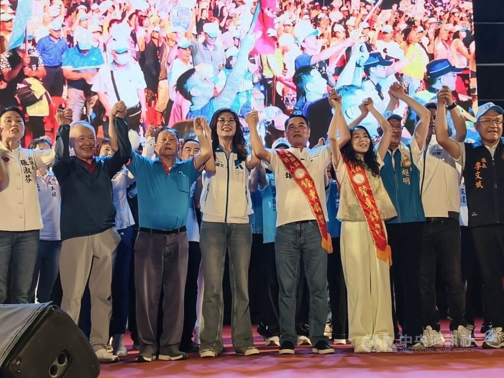 國民黨籍苗栗縣長鍾東錦（前左5）競選連任，13日晚間在苗栗市舉辦競選總部成立大會，黨主席鄭麗文（前左4）等人到場站台。中央社記者魯鋼駿攝　115年9月13日 圖：中央社提供