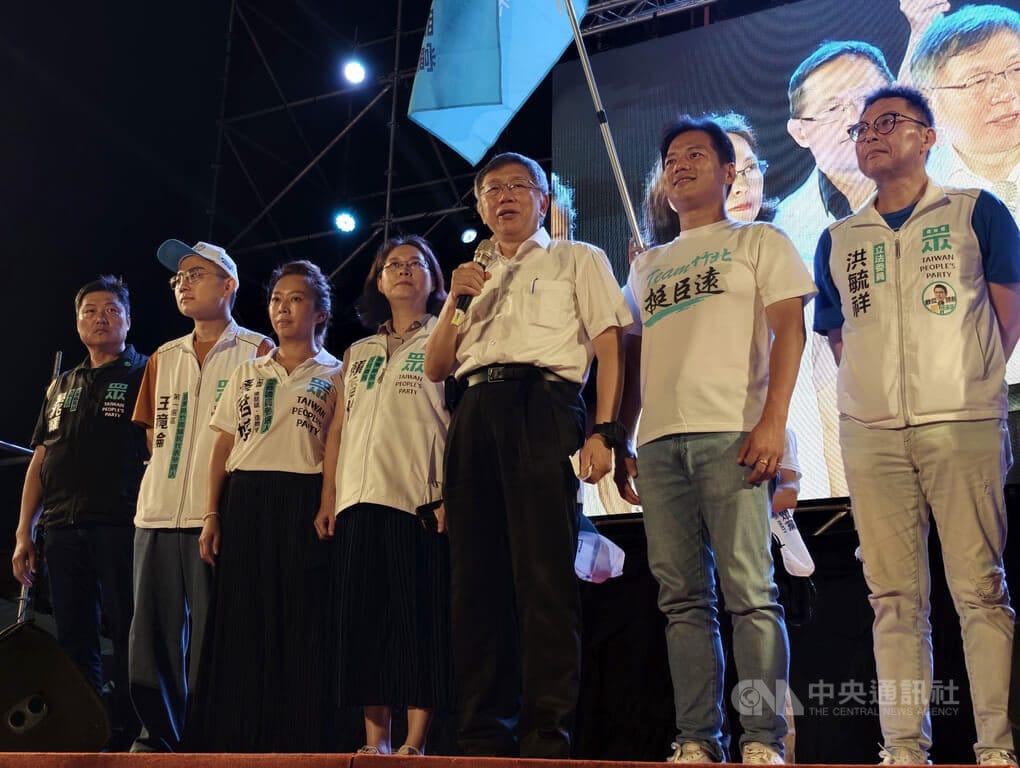 國民黨籍苗栗縣長鍾東錦爭取連任，13日晚間在苗栗市舉辦競選總部成立大會。民眾黨創黨主席柯文哲（右3）到場力挺，稱讚鍾東錦有執行力、魄力，能給苗栗縣民帶來安定感與快樂感。中央社記者魯鋼駿攝　115年9月13日 圖：中央社提供