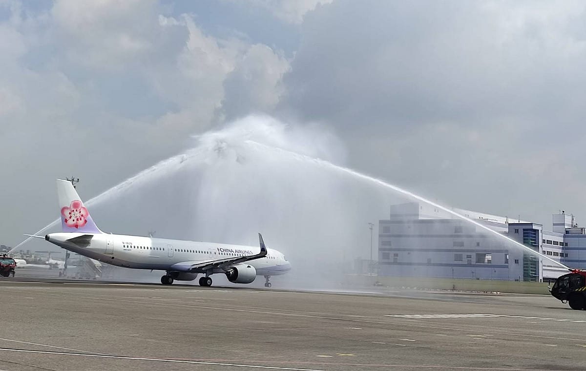 華航集團A321neo B-18135新機首航高雄-澎湖線，出發前依慣例舉行水門禮。 圖：孫家銘／翻攝