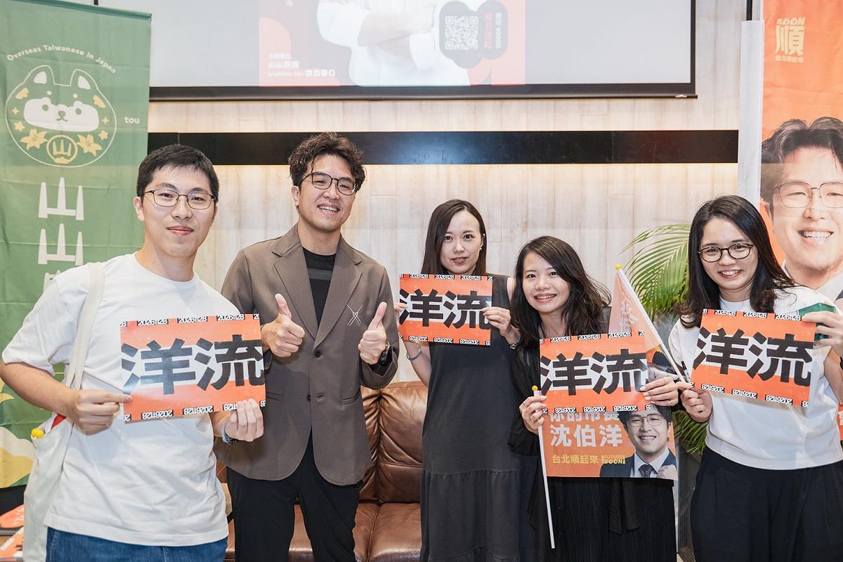 沈伯洋在東京與青年座談並合影。 圖：沈伯洋辦公室提供