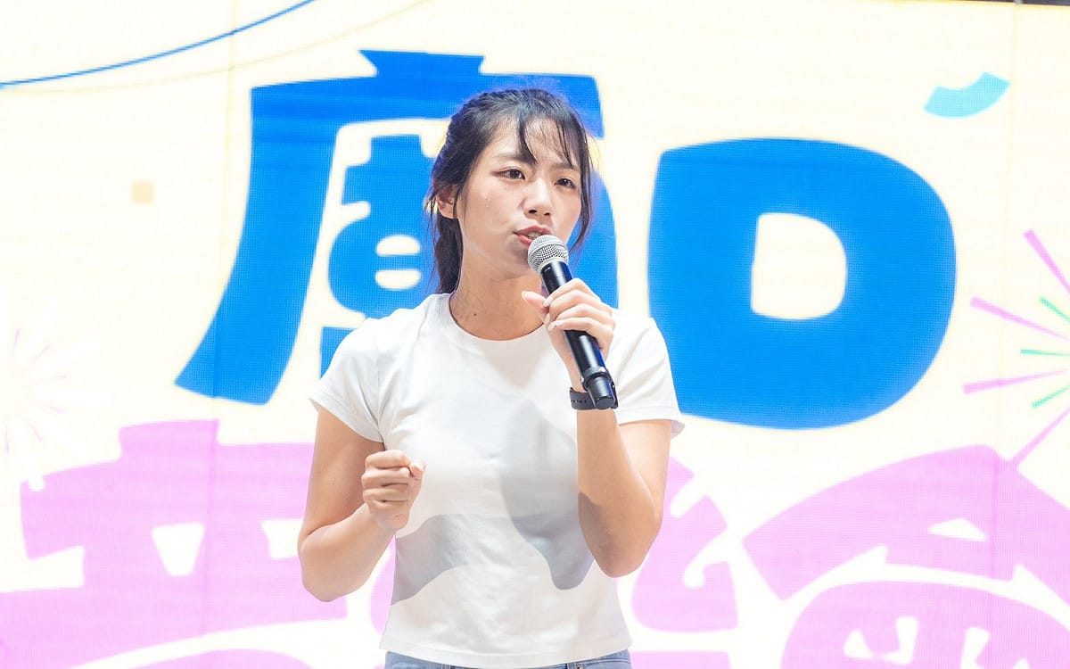楊智伃更現場獻唱「追追追」，象徵柯志恩已緊緊抓住高雄人的心，將帶領大家翻轉高雄。 圖：柯志恩競辦／提供