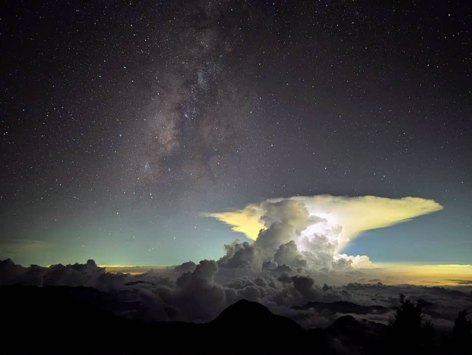 昨晚台南出現強對流雲，雲頂散開後呈現典型的鐵砧狀結構。 圖：取自鄭明典臉書