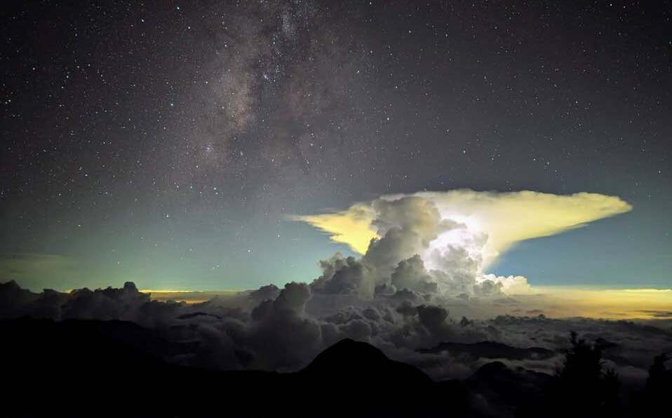 夜空奇景「砧狀雲閃亮光」！鄭明典曝原因：有閃電
