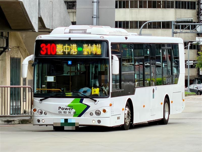 台中市310路公車今晨有乘客亮刀引發恐慌，司機直接將車開到派出所處理。 圖：翻攝《維基百科》（示意圖）
