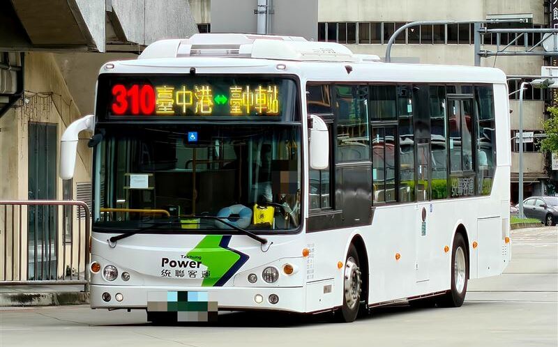 台中公車乘客亮刀引恐慌！司機直衝派出所免衝突 警依法送辦