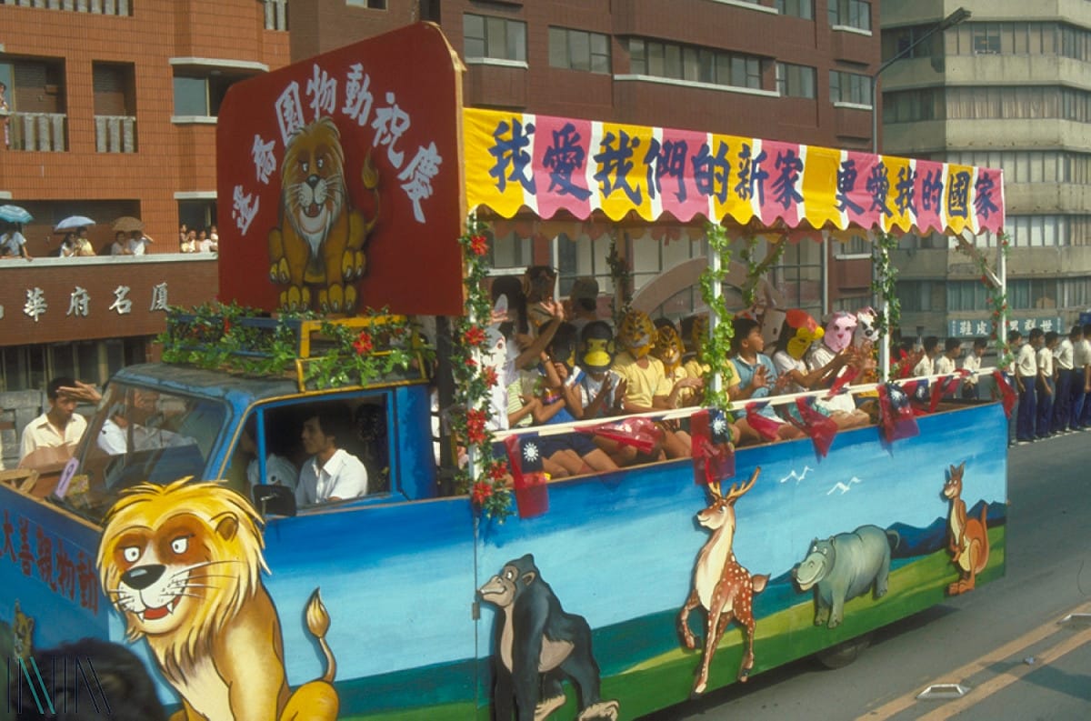 100位兒童組成的動物親善大使車隊。 圖：國家發展委員會檔案管理局／提供