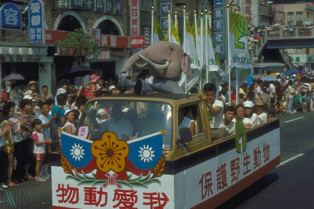 動物大搬家的林旺爺爺布偶裝先頭車隊。 圖：國家發展委員會檔案管理局／提供