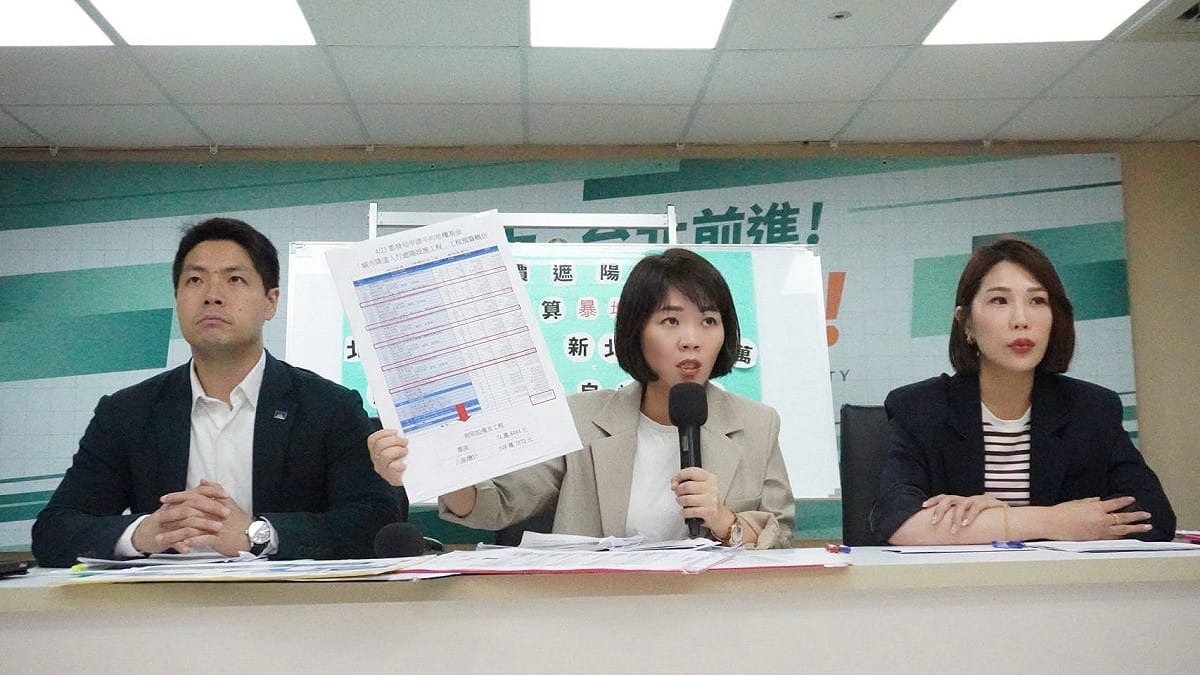 簡舒培、陳賢蔚、馬郁雯、陳又新今天召開「從黃金學區到25個交換生名額，蔣萬安與民爭利？弱勢保障縮減、經濟優勢家庭名額增加 制度有無因人設事？」記者會。 圖：取自簡舒培臉書（資料照）