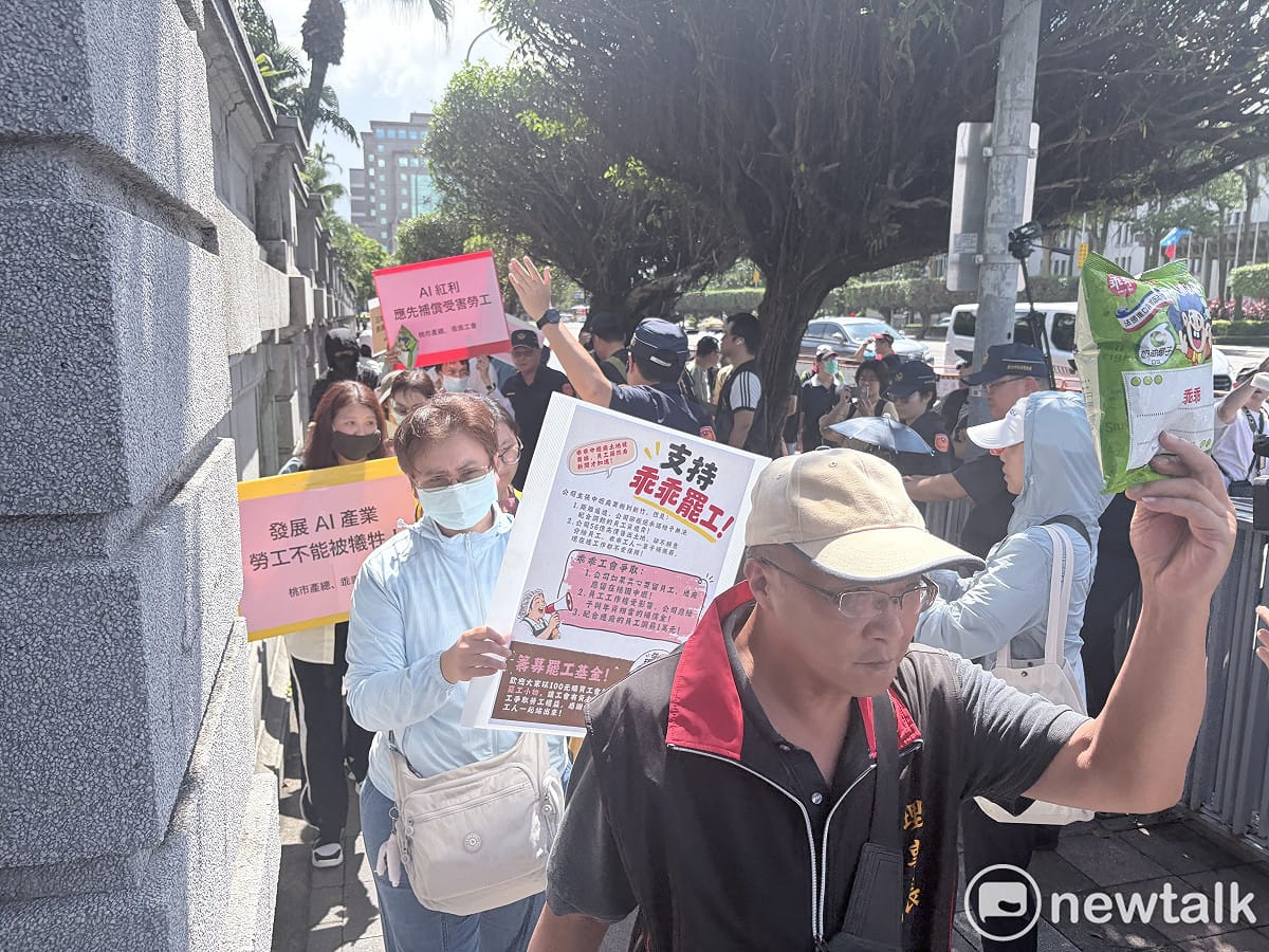 乖乖中壢廠企業工會今（14）日在總統府前舉行記者會舉牌抗議，呼籲大眾支持工會罷工行動。 圖：李宣萱/攝