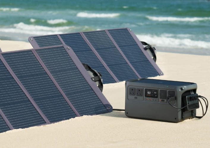 無人機企業大疆展示了光電板、微型逆變器、Power 2000 儲能電池，並把他們串聯成一套完整的陽台太陽能系統。 圖 : 翻攝自大疆官網