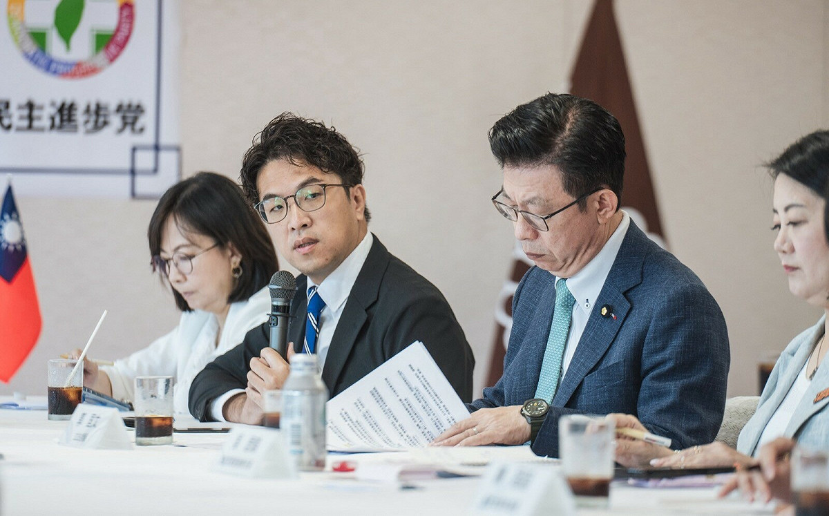 穿防彈背心遭蔣萬安批抹煞警察努力 沈伯洋：將帥無能才會讓基層感到疲累