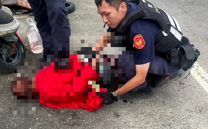台南麻豆爆隨機砍人！詢問「有錢無」2婦遭劃傷 警開2槍制伏