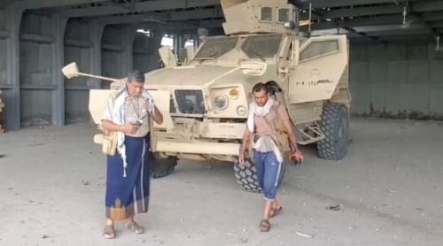 胡塞武裝擄獲當地由沙烏地出錢資助的政府軍悍馬車和軍火。 圖 : 翻攝自 X / Warfare Anallysis