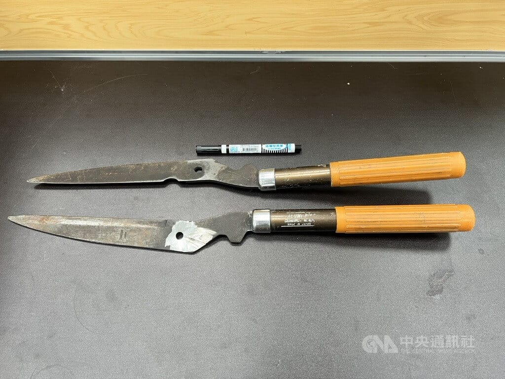 1名男子疑似拿著割草用的大剪刀（圖）進淡江大學到處遊蕩，引起師生驚嚇並報警，警方迅速到場制伏並帶回警局偵辦。（翻攝照片）中央社記者王鴻國傳真　115年9月14日