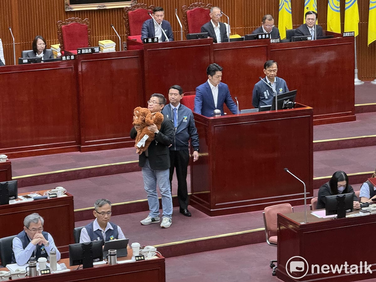 民進黨台北市議員陳賢蔚贈「不看、不聽、不說」三不猴子給市長蔣萬安。 圖：周煊惠 / 攝
