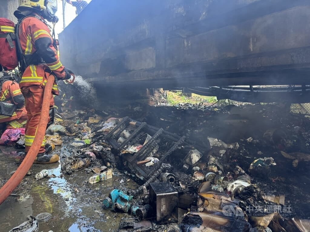 新北市樹林區浮洲橋引道下，14日發生火警，警消獲報前往迅速撲滅火勢，初步了解為雜物及垃圾起火。（翻攝照片）中央社記者王鴻國傳真　115年9月14日
